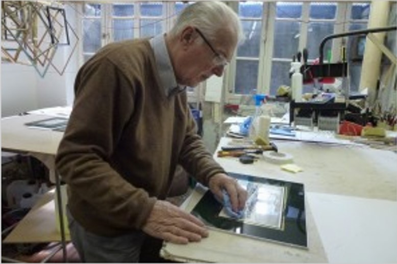 Henk Teunissen aan het werk in de lijstenmakerij